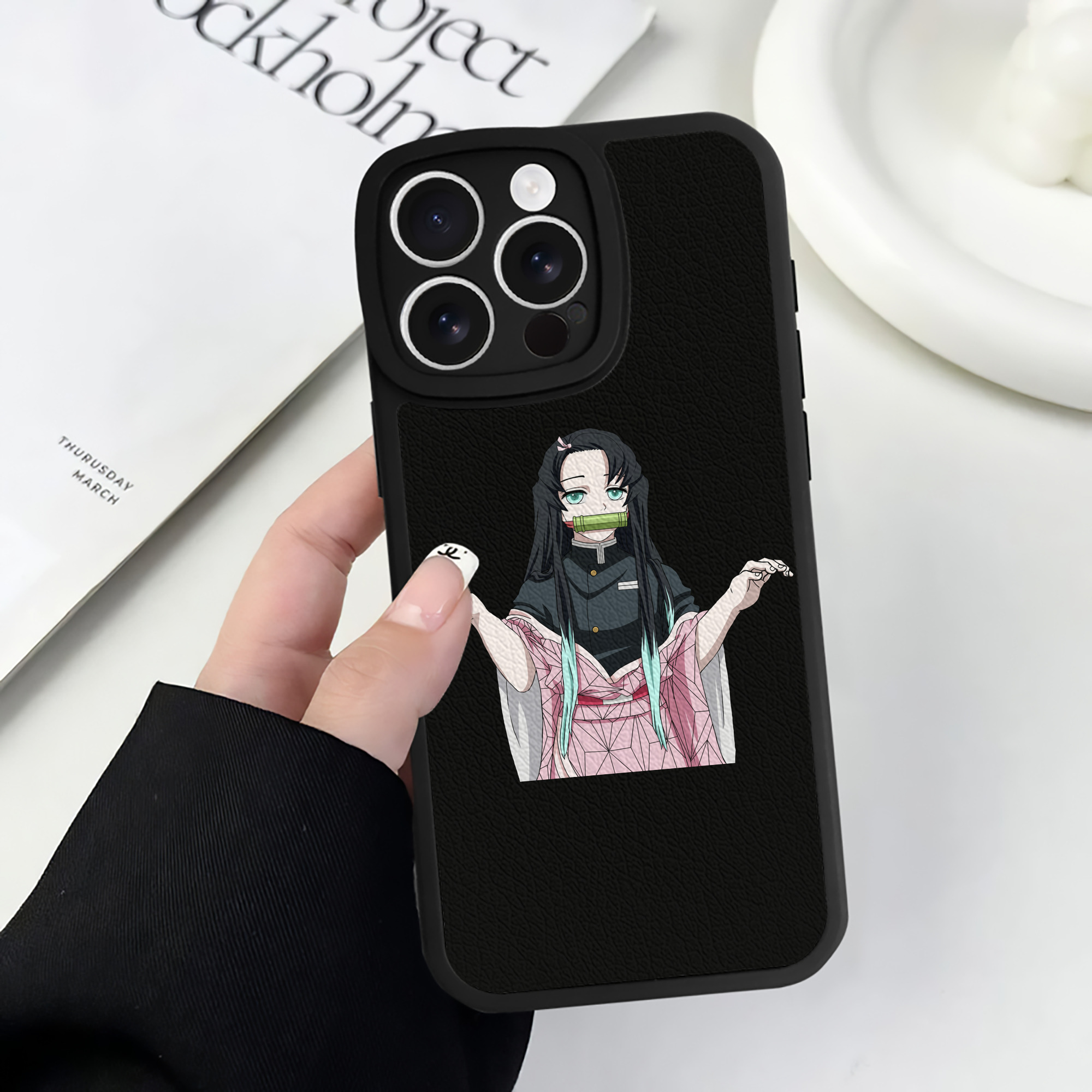 （画像用） 鬼滅の刃（きめつのやいば）竈門 禰󠄀豆子／かまど ねずこ Kamado Nezuko 【iPhone 16シリーズ対応】シリコンスマホケース（レザー調） 材質：シリコン